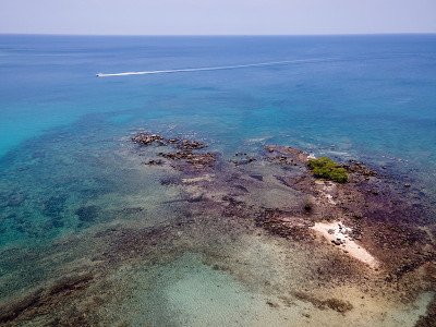 鸟瞰图的自然热带天堂岛海滩，使一个美好的夏天美丽的时间在海滩上清澈的水和蓝天在Koh kood或Ko
