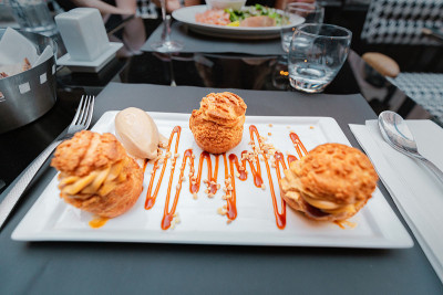 美味的Profiteroles甜品盘在餐厅