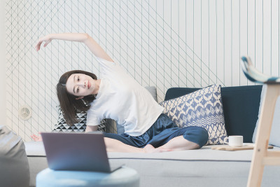 一名女子在网上上瑜伽课