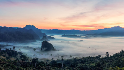 高山日出与美丽的戏剧性天空。冬季日出前的晨雾。福兰卡山景观与晨雾海的背景
