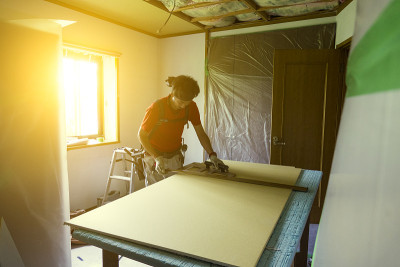 建筑工人正在改造房屋