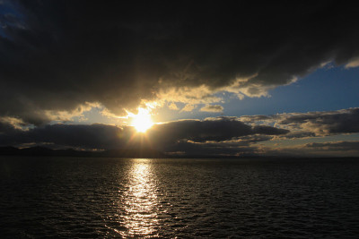 湖面反射着夕阳
