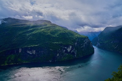 乘坐渡轮俯瞰盖兰格峡湾