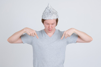 年轻人戴着锡纸帽指着衬衫看