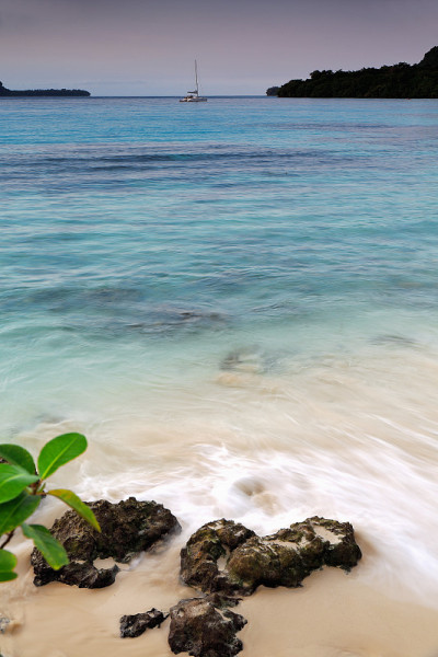 豪华双体船在隆诺克海滩。Espiritu圣island-Vanuatu。6989