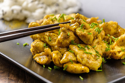 咖喱鸡和东方米饭的一道菜