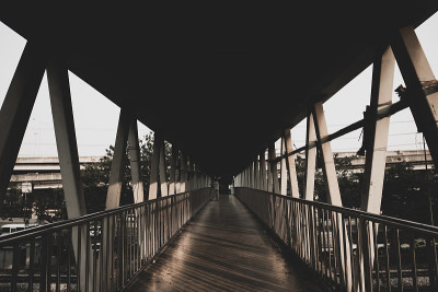 天桥上有阳光和阴影