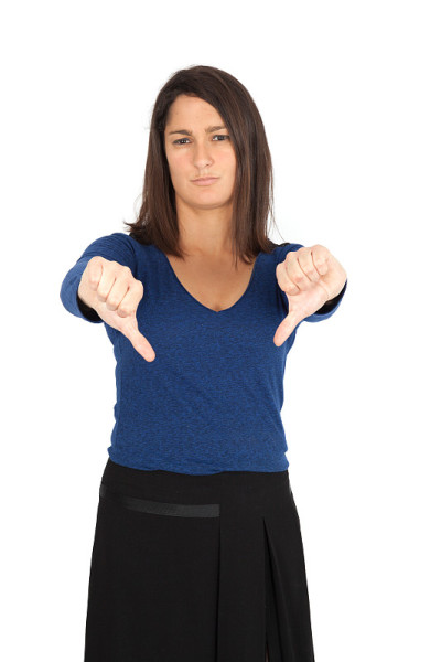 美丽的女人在不同的衣服里有不同的表情