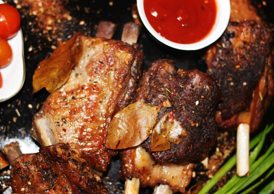 用香料炸骨头上的肉
