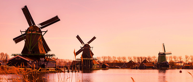 荷兰Zaanse Schans的风车日落全景