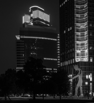 德国法兰克福的Messeturm贸易博览会大厦，夜景