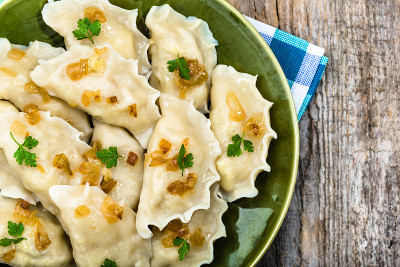 自制的煎洋葱饺子盘，俯视图，烹饪理念