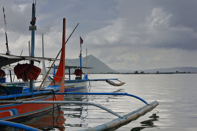 塔尔湖的水泵船在险恶的天空下。Talisay-Batangas-Luzon-Philippines。