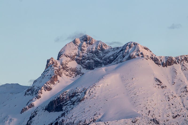 雪覆盖了博欣伊山谷的特里格拉夫山