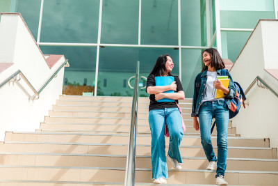 大学生走上楼梯