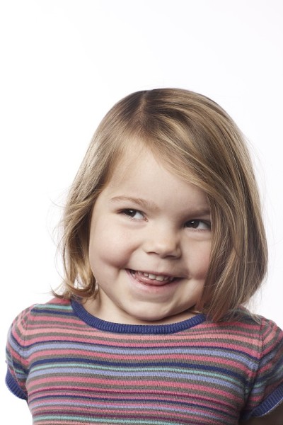 幼童在做鬼脸