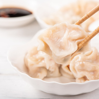 新鲜，美味的水煮猪肉，虾饺，白底酱油和筷子，近距离，生活方式。自制的设计理念。