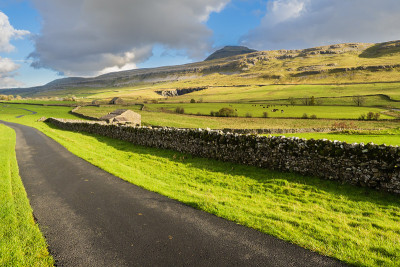 Twistleton Dale位于Ingleton瀑布小径之上