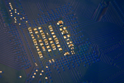 具有许多电子元件的计算机中的芯片，CPU, GPU，电子设备中的微芯片，多核多线程处理器晶体
