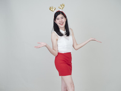 圣诞节的概念。戴着驯鹿头带的漂亮女人庆祝圣诞节