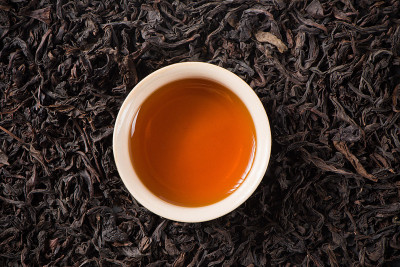 一杯红茶放在干茶叶的背景上