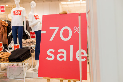 出售高达70%的红色标志。商店橱窗上贴着红色的“销售七成以上”的题词。商店的季节性折扣，促销，黑色星