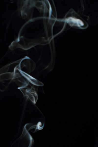 黑色背景上的白色烟雾纹理