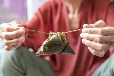 手正在包粽子