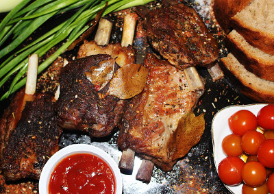 用香料炸骨头上的肉