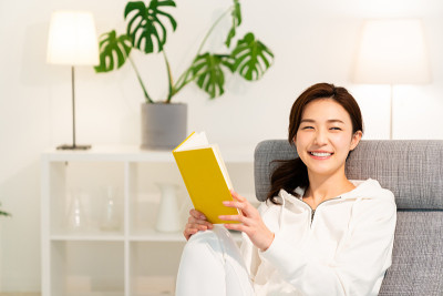 读一本书的亚洲女人