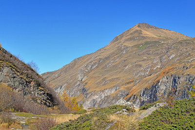 秋天的蓝天下，法国国家公园的落基山