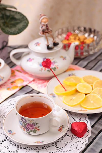 温热的一杯茶和糖果