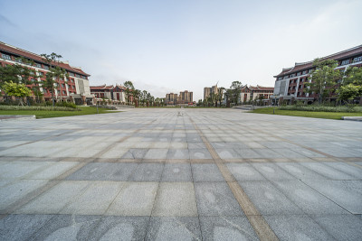 这个城市的废弃广场和复古建筑