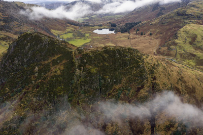 令人惊叹的无人机景观图像Langdale矛和山谷在冬季与戏剧性的低水平云和雾旋转