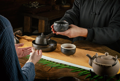 茶道手执男女倒茶