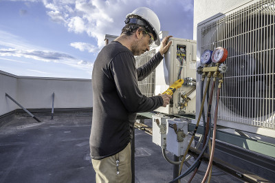 HVAC技术人员处理迷你分割