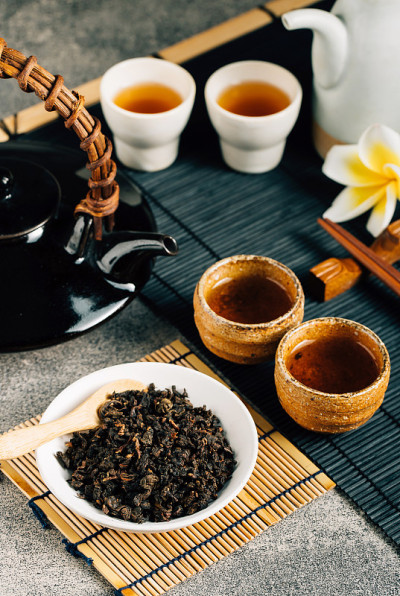 热茶在玻璃茶壶和杯子与蒸汽