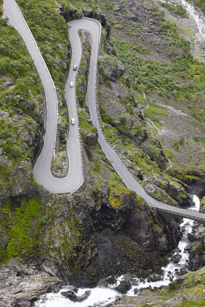 挪威山路。Trollstigen。Stigfossen瀑布。Norw