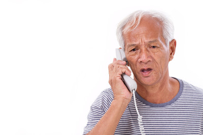 悲伤，沮丧，消极的老男人通过家庭电话交谈