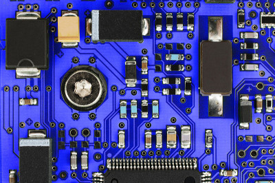 带电子元件的蓝色PCB