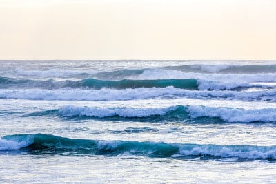 日落时的巨浪——极简的海景