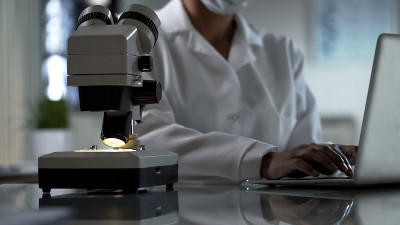 实验室工作人员在笔记本电脑上写下观察结果，实验结果，临床研究