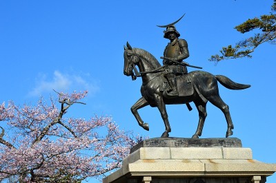 樱花和椰枣正宗雕像