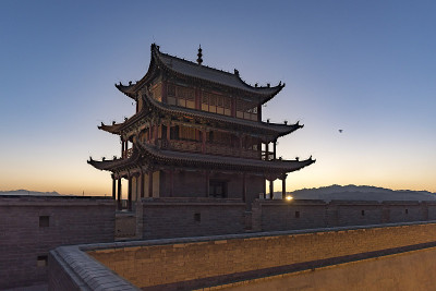 在嘉峪关炮台上