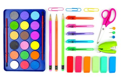 白色背景上的彩色学校用品。以上的观点。
