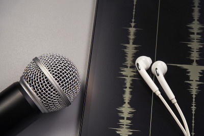 麦克风和耳机。播客概念。声音图