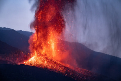 火山晚上在山上喷发
