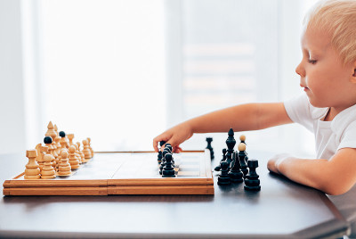 男孩下棋，拷贝空间