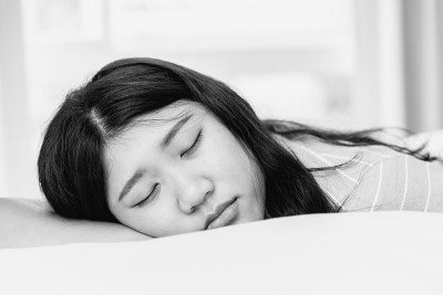 青少年睡眠黑白单调