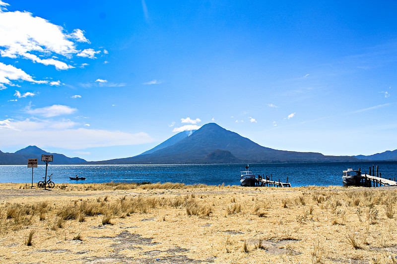 阿提兰湖和火山Tolimán火山背后- Sololá